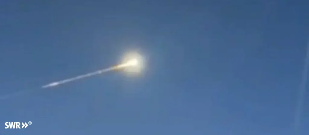 Feuerball über Deutschland: Meteorit schlägt in Hausdach in Rheinland-Pfalz ein Ein Meteorit beschädigte Häuser in Rheinland-Pfalz. Teile des Himmelskörpers wurden über mehreren Regionen Deutschlands beobachtet, teilte die Polizei mit.