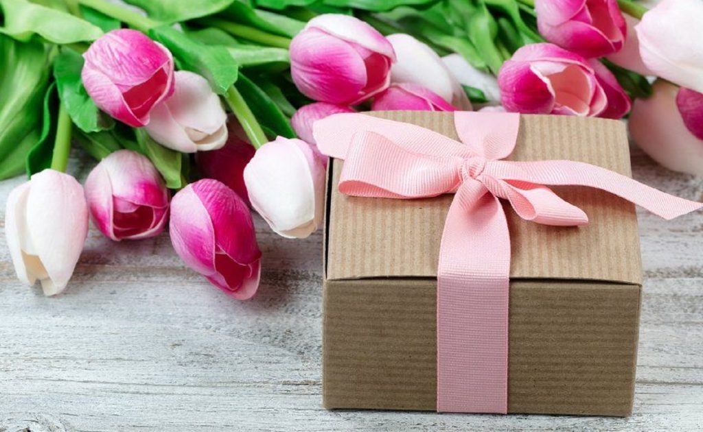 Originelle Glückwünsche zum 8. März: schöne Gedichte, Prosa, lustige Bilder und Grußkarten. Die besten Ideen für herzliche Worte zum Frauentag.