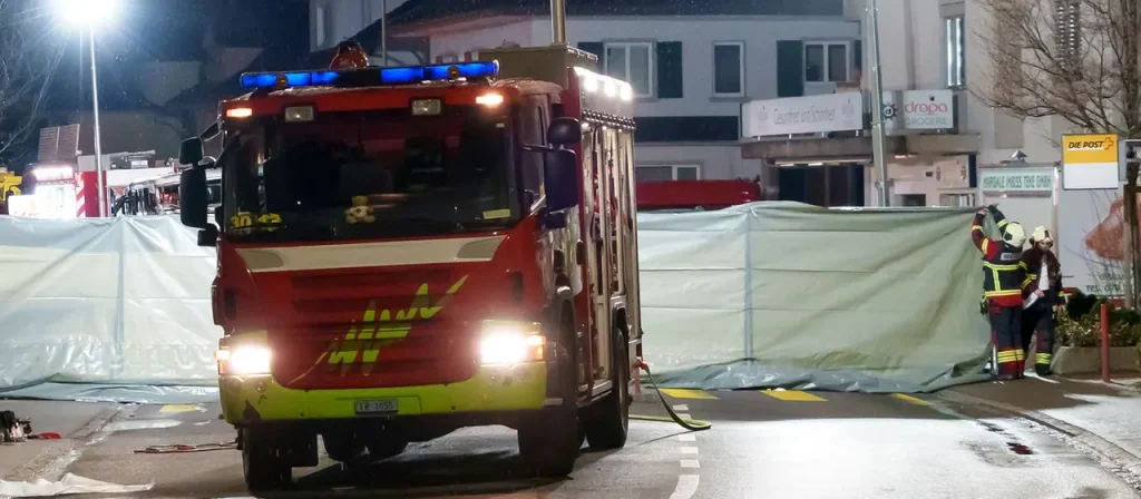 Busbrand in der Schweiz: In Kerzers sterben sechs Menschen, fünf werden verletzt. Polizei geht von Brandstiftung aus, mutmaßlicher Täter unter den Opfern.