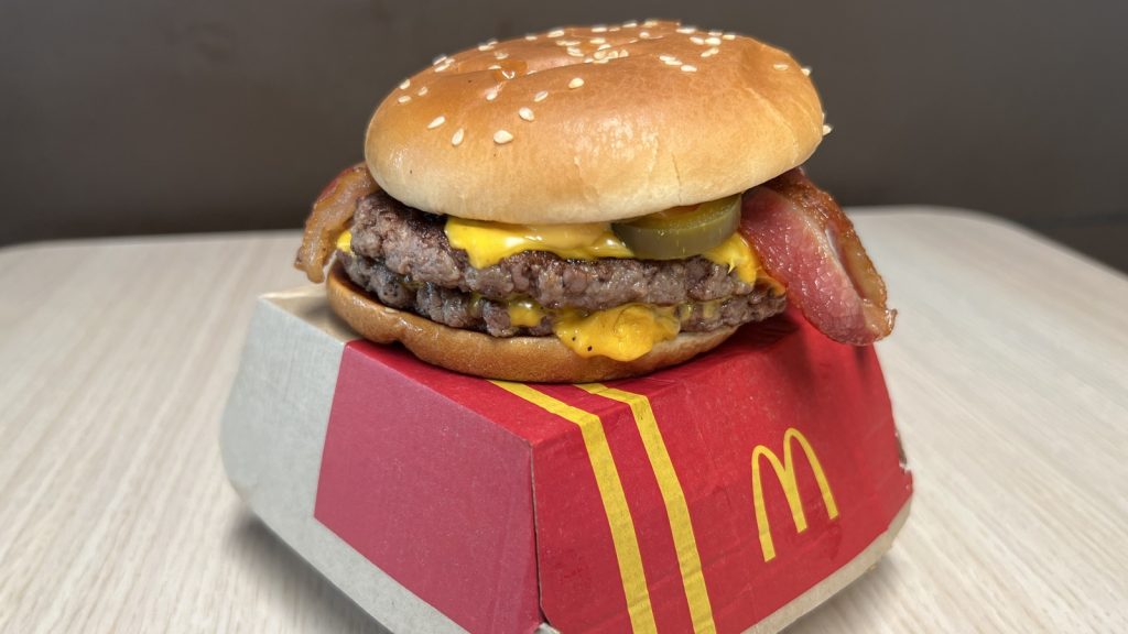 McDonald’s startet in Deutschland „Royal Jalapeño & Bacon“ und „Beef Roll“. Zutaten, Details und aktuelle Preise der neuen Produkte im Jahr 2026.