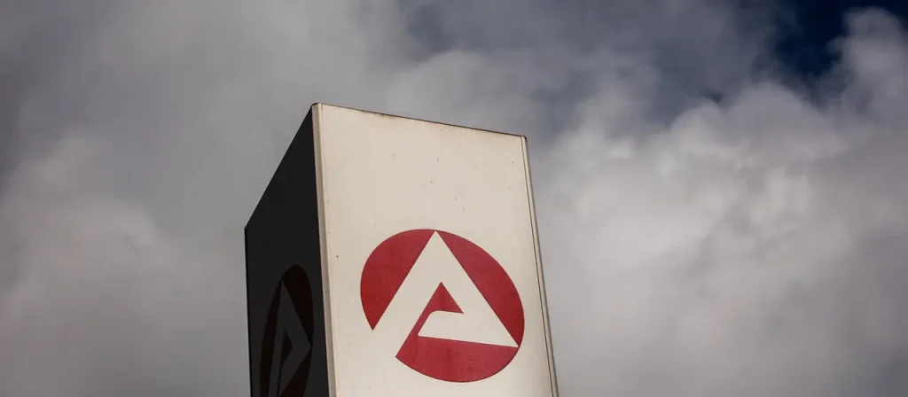 Bundestag verabschiedet Reform des Bürgergelds: Grundeinkommen wird durch Grundsicherungsunterstützung mit strengeren Regeln für Arbeitslose ersetzt.