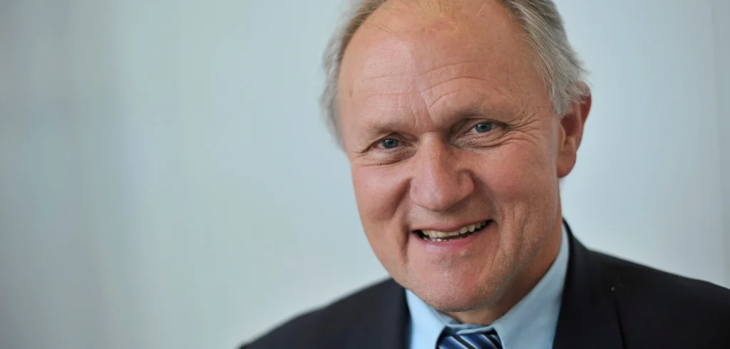 „Sporthallen sind die neuen Gymnasien“: Kritik am deutschen Bildungssystem Der frühere Präsident des Deutschen Lehrerverbands, Josef Kraus, sagt, dass die übermäßige Orientierung auf Gymnasien die Bildungsstandards senkt und Schüler in die Irre führt.