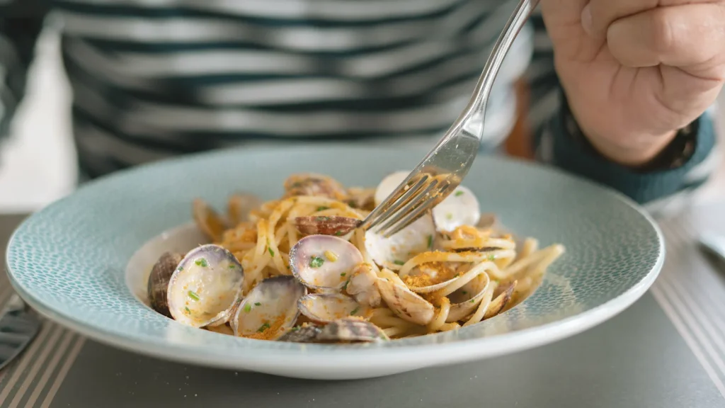 In Italien steigt die Zahl der Hepatitis-A-Fälle: Mögliche Ursache sind Meeresfrüchte In Kampanien wurden über 65 Hepatitis-A-Fälle gemeldet. Verdacht auf kontaminierte Meeresfrüchte. Behörden verhängen Einschränkungen, Reisende erhalten Empfehlungen