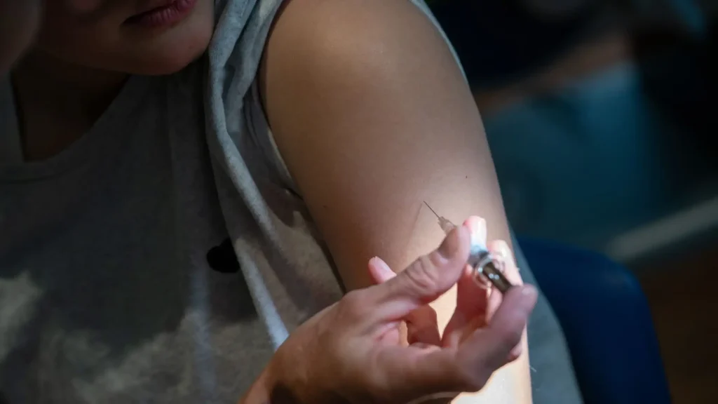 In Bayern sind 56 % der Mädchen und 26 % der Jungen gegen HPV geimpft. Die Ministerin ruft zu mehr Impfungen zur Krebsprävention auf.