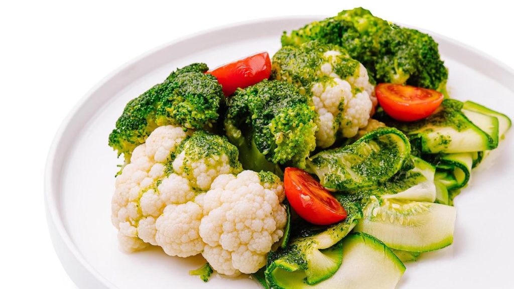 Tiefkühlgemüse von Rewe wird wegen möglicher Fremdkörper zurückgerufen Rewe ruft Tiefkühlgemüse „Rewe Beste Wahl“ zurück, da Plastikteile und Holzsplitter enthalten sein könnten. Kunden können das Produkt im Markt zurückgeben.