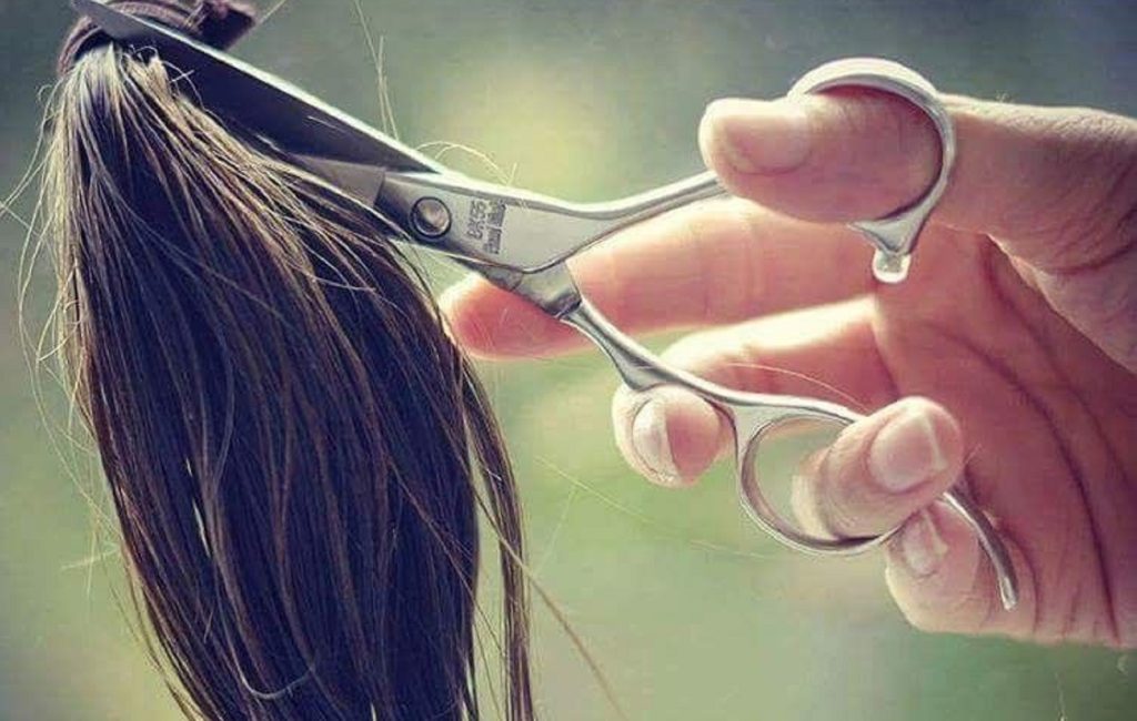 Was bedeutet ein Traum, in dem Sie sich selbst lange Haare schneiden? Detaillierte Traumdeutung, Bedeutungen, Tabellen und praktische Tipps.