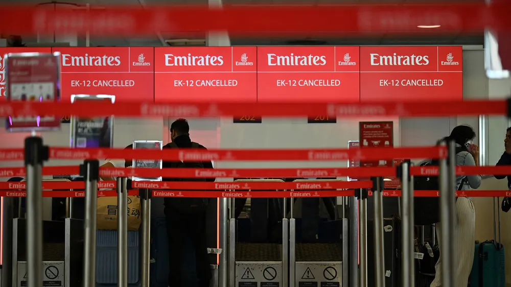 Massive Störungen im Flugverkehr durch Konflikt am Persischen Golf Konflikt am Persischen Golf lähmt den Flugverkehr: Flughäfen in Dubai, Abu Dhabi und Kuwait geschlossen, hunderte Flüge abgesagt, Passagiere blockiert.