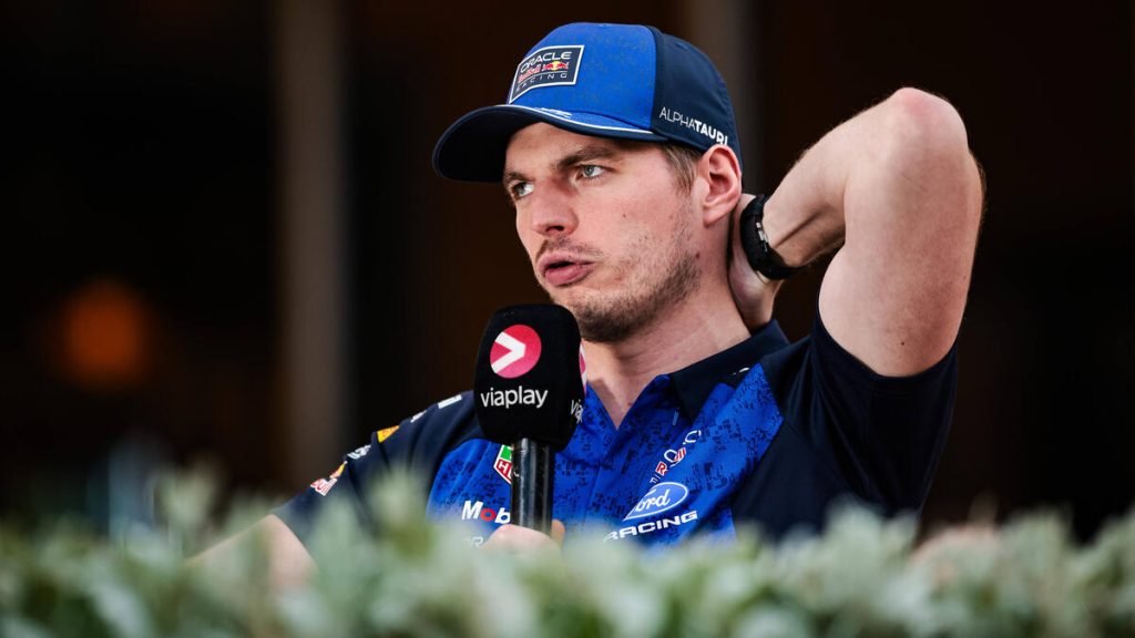 Verstappen lehnt Gespräch nach Journalisten-Konflikt ab Max Verstappen erhielt nach einem Konflikt mit einem Journalisten in Suzuka eine Verwarnung von Red Bull und lehnt ein klärendes Gespräch ab.