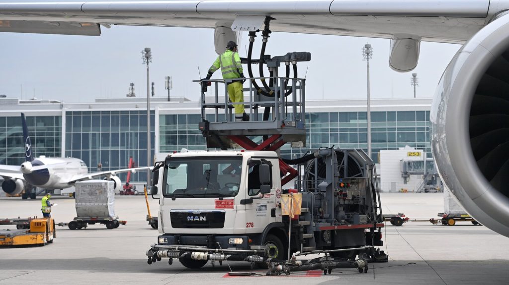 Lufthansa könnte bis zu 40 Flugzeuge stilllegen wegen Iran-Krise Lufthansa prüft Stilllegung von bis zu 40 Flugzeugen wegen steigender Kerosinpreise infolge des Iran-Konflikts. Höhere Ticketpreise werden erwartet