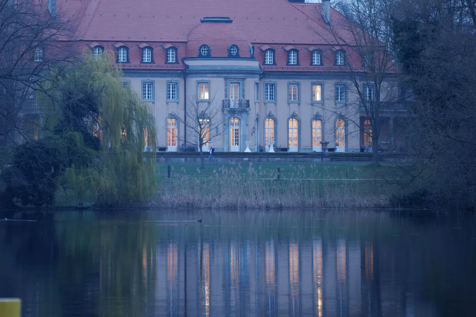 Deutschland diskutiert Kürzung der Lohnfortzahlung im Krankheitsfall Deutschland diskutiert Kürzungen bei Krankmeldungen: mögliche Reform der Lohnfortzahlung, Karenztag und neue Regeln für Arbeitnehmer und Arbeitgeber.