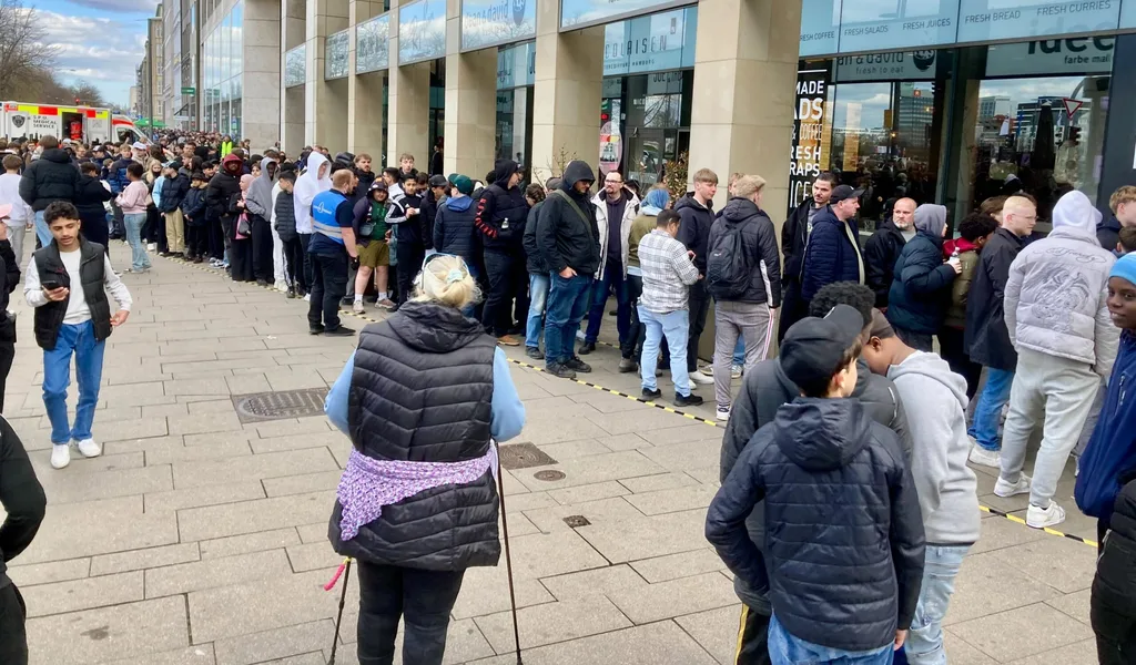 Hype um Holles Döner reißt nicht ab: Jetzt auch Lieferung Holle Döner in Hamburg bleibt gefragt: bis zu 2,5 Stunden Wartezeit. Jetzt Lieferung über Lieferando mit 25 % Rabatt und schneller Zustellung
