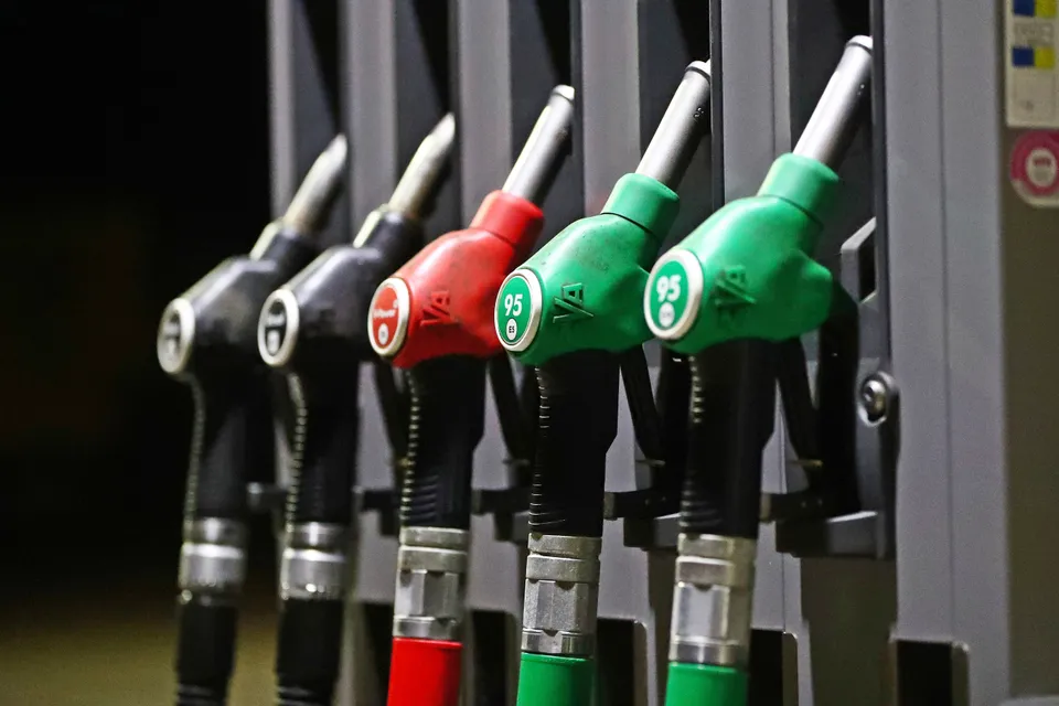 EU prüft Übergewinnsteuer für Energiekonzerne EU-Finanzminister fordern Übergewinnsteuer für Energiekonzerne angesichts hoher Kraftstoffpreise und steigender Gewinne im Ölsektor.