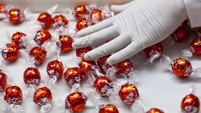 Lindt gewinnt Prozess gegen Aldi: Rote Trüffel verboten Lindt gewinnt den Prozess gegen Aldi in der Schweiz: Rote Schokoladentrüffel gelten als zu ähnlich zu Lindor. Aldi muss die Produkte vom Markt nehmen.