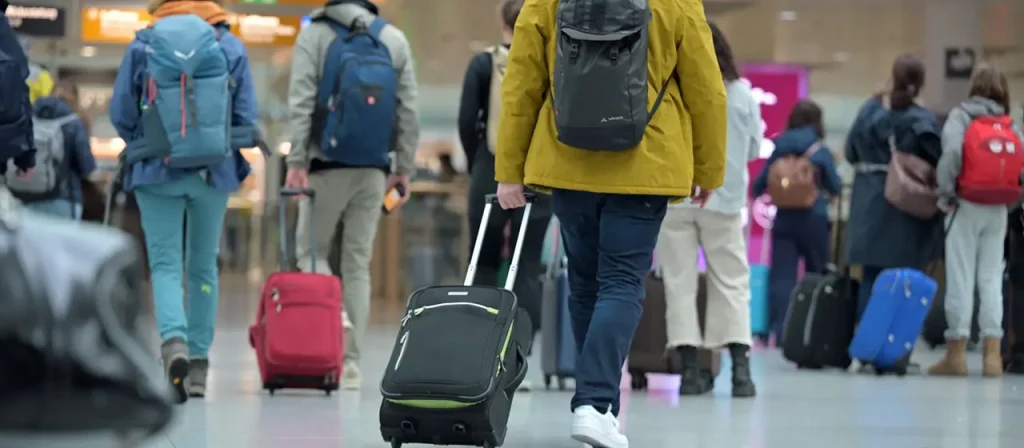 Lufthansa führt auf Kurz- und Mittelstrecken einen neuen Basistarif ein: kein kostenloses Handgepäck, nur ein persönlicher Gegenstand bis 40×30×15 cm.