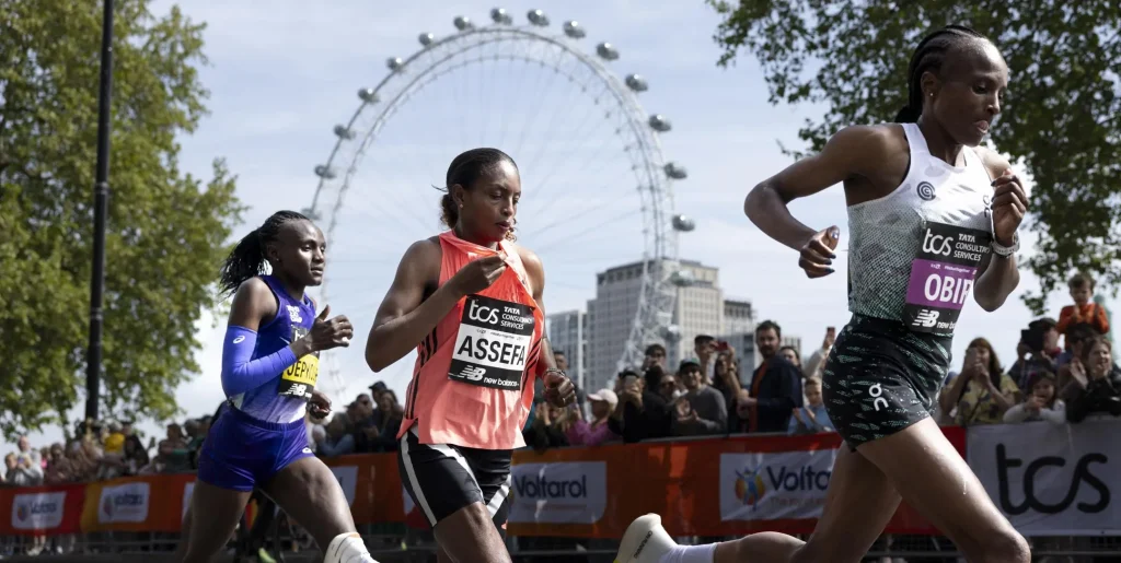 Sabastian Sawe gewinnt den London-Marathon 2026 in 1:59:30 und läuft als erster Athlet offiziell einen Marathon unter zwei Stunden.
