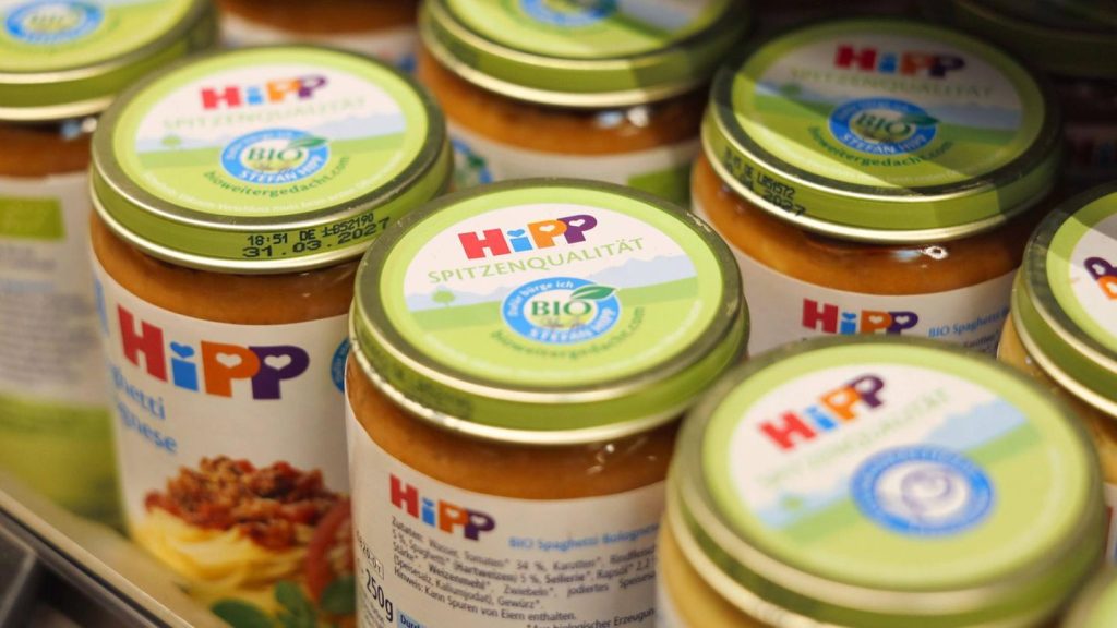 HiPP ruft Babygläschen in Österreich wegen möglicher Manipulation zurück. Betroffen ist der Verkauf bei SPAR, die Polizei ermittelt, Kunden sollen Ware zurückgeben