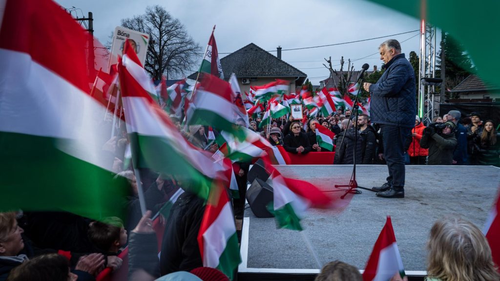 Orbán spricht vor der Wahl in Ungarn von einer Verschwörung. Die Opposition legt zu, das Ergebnis könnte den politischen Kurs des Landes verändern.