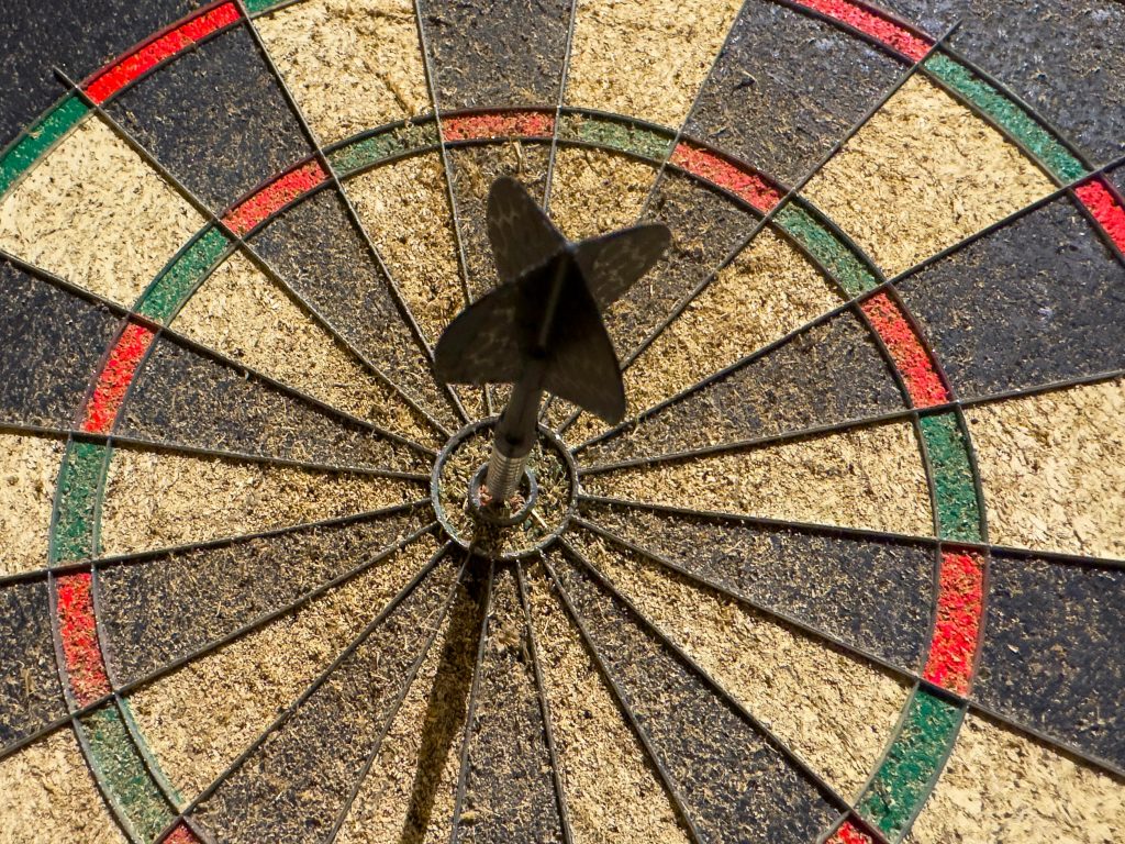 Dartpfeil im Bullseye auf einer Dartscheibe