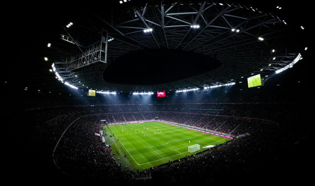 Fußballstadion bei Nacht mit voller Kulisse