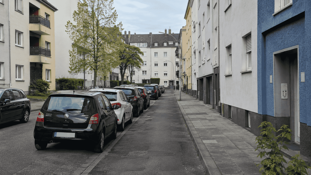 Parken im Wohngebiet in Deutschland: Wo ist es erlaubt, wann drohen Bußgeld und Abschleppen, und was bringt ein Bewohnerparkausweis wirklich?