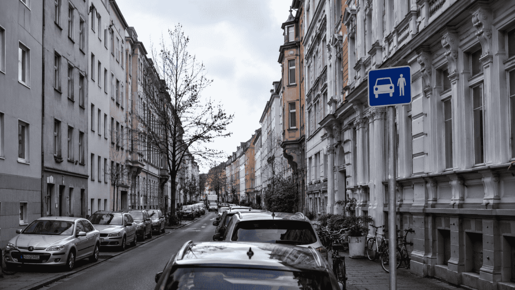 Wie funktioniert Bewohnerparken in Deutschland? Wer bekommt einen Bewohnerparkausweis, was kostet er und welche Regeln müssen Autofahrer beachten