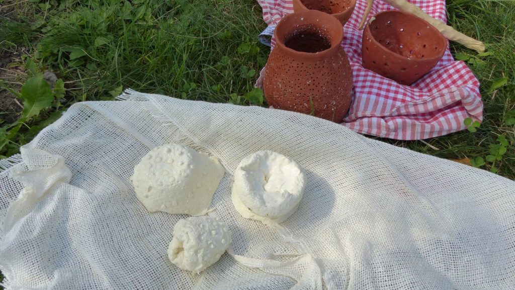 Eine Münchner Archäologin erforscht, wie Käse in der Steinzeit hergestellt wurde. Experimente mit Tongefäßen zeigen alte Methoden der Milchverarbeitung.