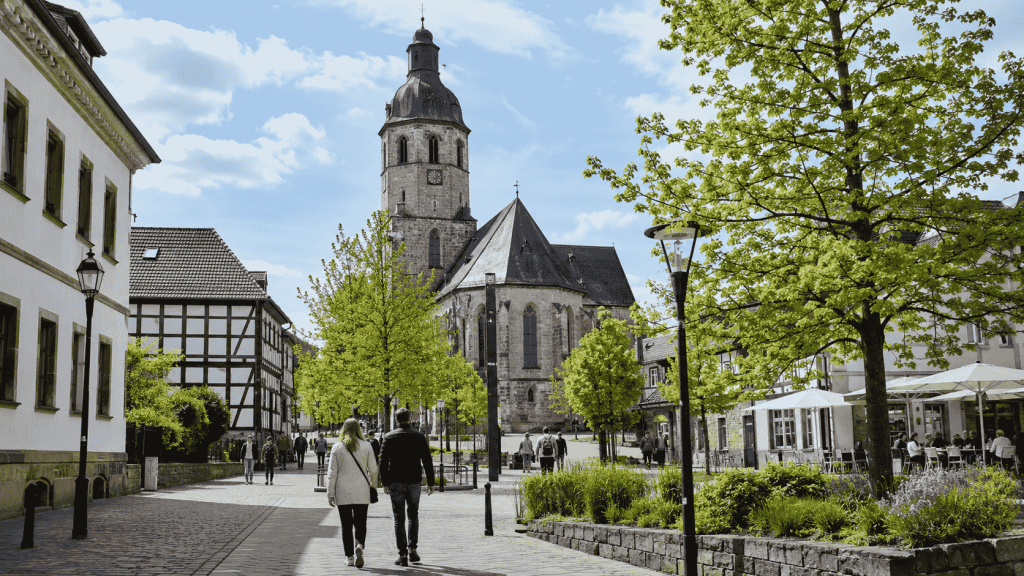 Christi Himmelfahrt 2026 in Deutschland: Datum, Bedeutung, gesetzlicher Feiertag, geschlossene Geschäfte, Schulen, Verkehr, Vatertag und Brückentag einfach erklärt