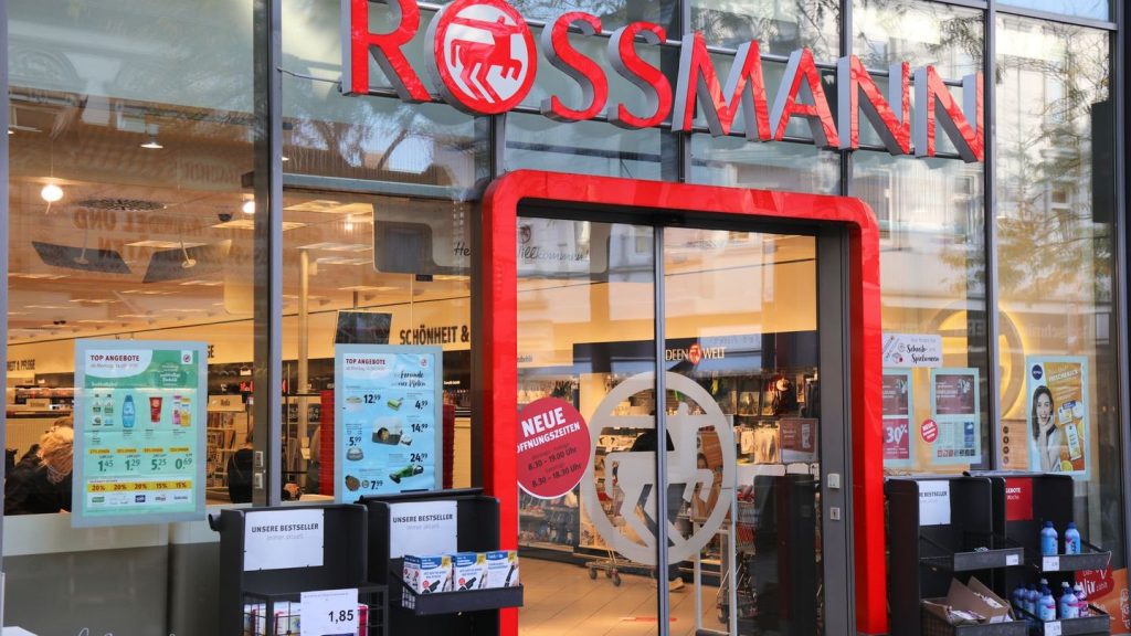 Rossmann ruft Maiswaffeln wegen Schimmelpilzgift zurück Rossmann ruft enerBiO Maiswaffeln Salted Caramel wegen erhöhter Werte von Aflatoxin B1 zurück. Kunden sollen das Produkt nicht essen und zurückgeben