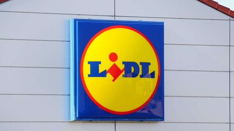Lidl senkt den Preis für Philips-Fernseher vor der WM 2026 drastisch: Angebot mit 56 Prozent Rabatt Lidl verkauft vor der WM 2026 einen Philips 55-Zoll-Fernseher mit QLED, 4K, Smart TV und Dolby Atmos mit 56 Prozent Rabatt zum Aktionspreis.