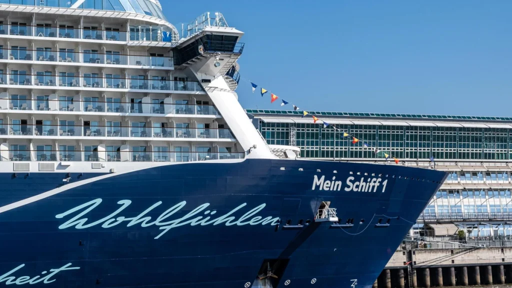 Mein Schiff 1 änderte wegen eines medizinischen Notfalls an Bord außerplanmäßig den Kurs: Der TUI-Cruises-Liner lief Málaga zur Evakuierung eines Passagiers an.