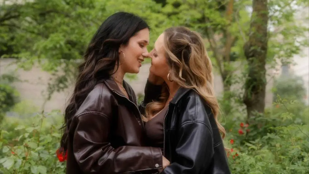 Vanessa Borck zeigt erstmals ihre neue Partnerin: Let’s-Dance-Star spricht über ihre Beziehung Let’s-Dance-Star Vanessa Borck stellt erstmals ihre neue Partnerin Lara vor und erzählt, wie aus einer zufälligen Begegnung in Köln eine Beziehung wurde