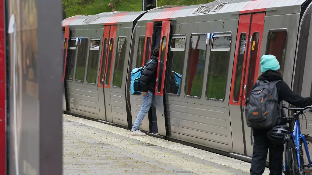 CDU will Bargeldleistungen durch Deutschlandticket ersetzen: Sozialleistungsempfänger in Deutschland könnten ein Ticket statt Geld erhalten Die CDU schlägt vor, die Mobilitätspauschale für Sozialleistungsempfänger in Deutschland durch ein Deutschlandticket statt einer Geldzahlung zu ersetzen.