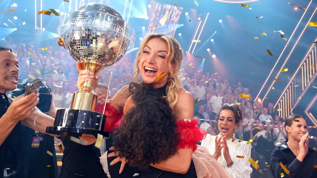 Anna-Carina Woitschack gewinnt „Let’s Dance 2026“ und wird neuer Tanzstar Deutschlands Anna-Carina Woitschack gewinnt „Let’s Dance 2026“. Die Schlagersängerin sichert sich den Titel im RTL-Finale und blickt auf neue Projekte