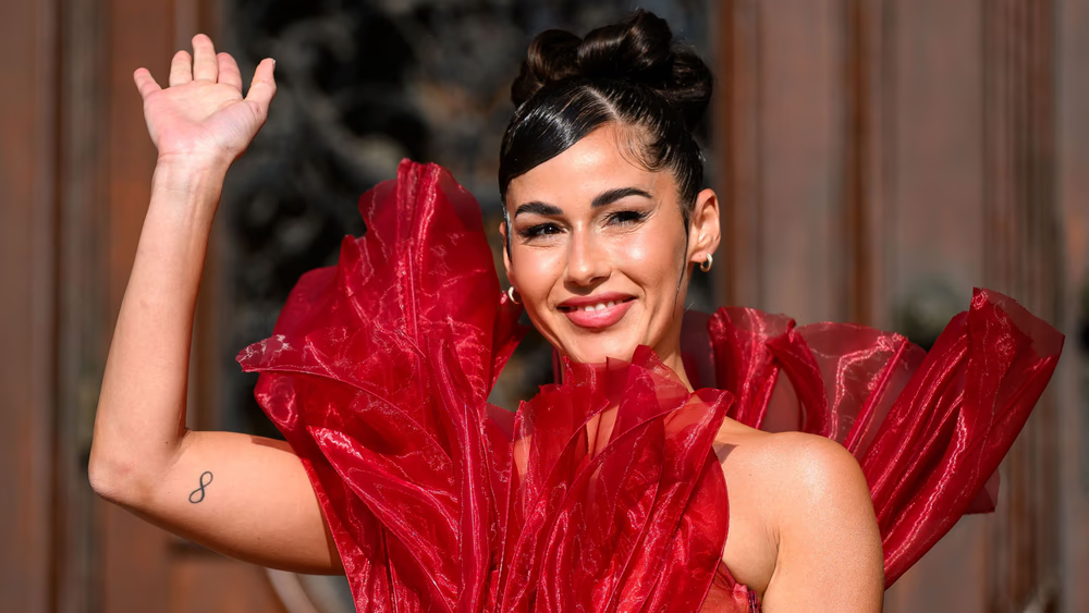 Sarah Engels beeindruckt beim ESC-Empfang im roten Kleid