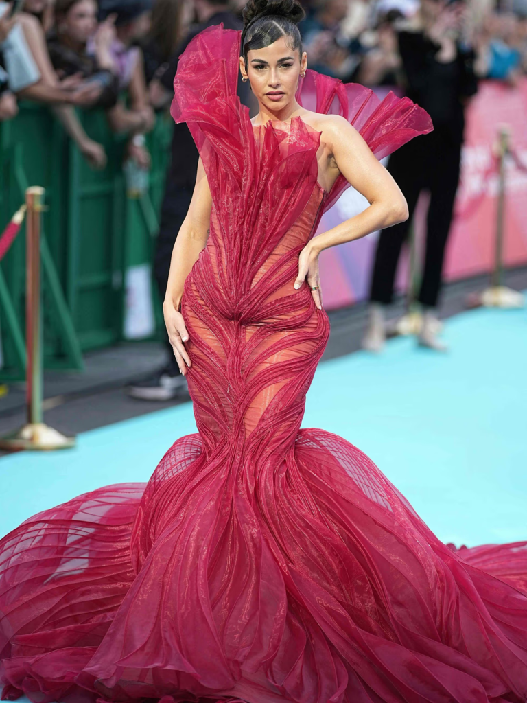 Sarah Engels beeindruckt beim ESC-Empfang im roten Kleid