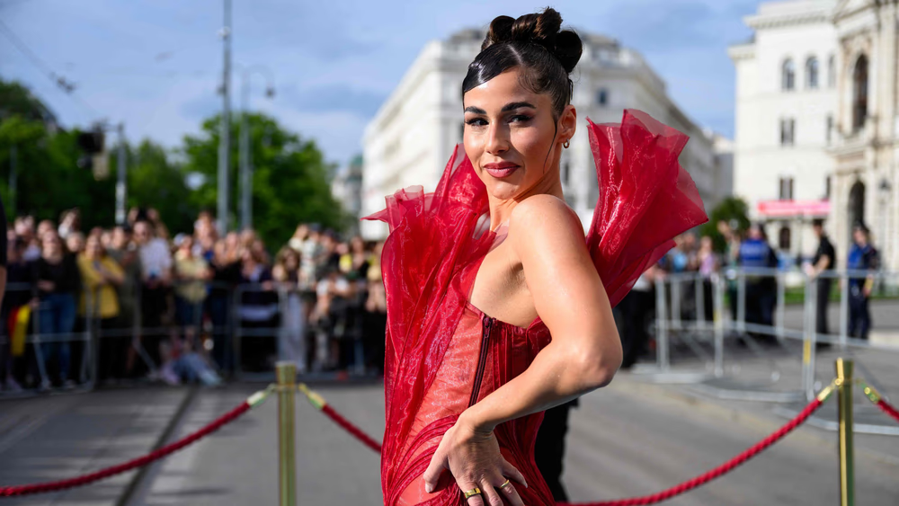 Sarah Engels beeindruckt beim ESC-Empfang im roten Kleid