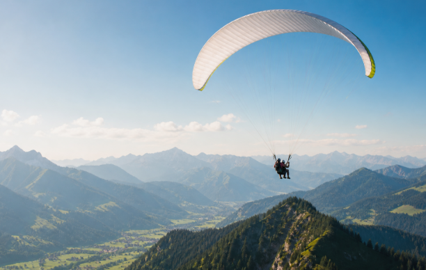 Gleitschirm Tandemflug in Vorarlberg: Paragliding-Erlebnis in den Alpen als unvergessliches Geschenk Gleitschirm Tandemflug in Vorarlberg: Paragliding-Erlebnis in den Alpen als unvergessliches Geschenk