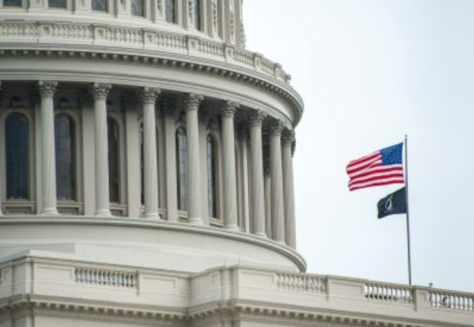 Donald Trump gegen Thomas Massie: Ed Gallrein gewinnt Kentucky-Vorwahl vor USA Midterms 2026 US Capitol mit amerikanischer Flagge als Symbol für Kongresswahlen und Midterms