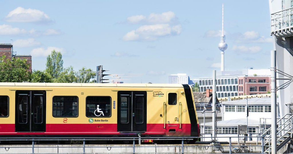 BVG und S-Bahn in Berlin beheben morgendliche Störungen im Zugverkehr In Berlin haben BVG und S-Bahn morgendliche Störungen behoben: Wegen Wetter und Reparaturen kam es zu Verspätungen auf U5, S3, S5, S7, S9, S42, S8 und S85