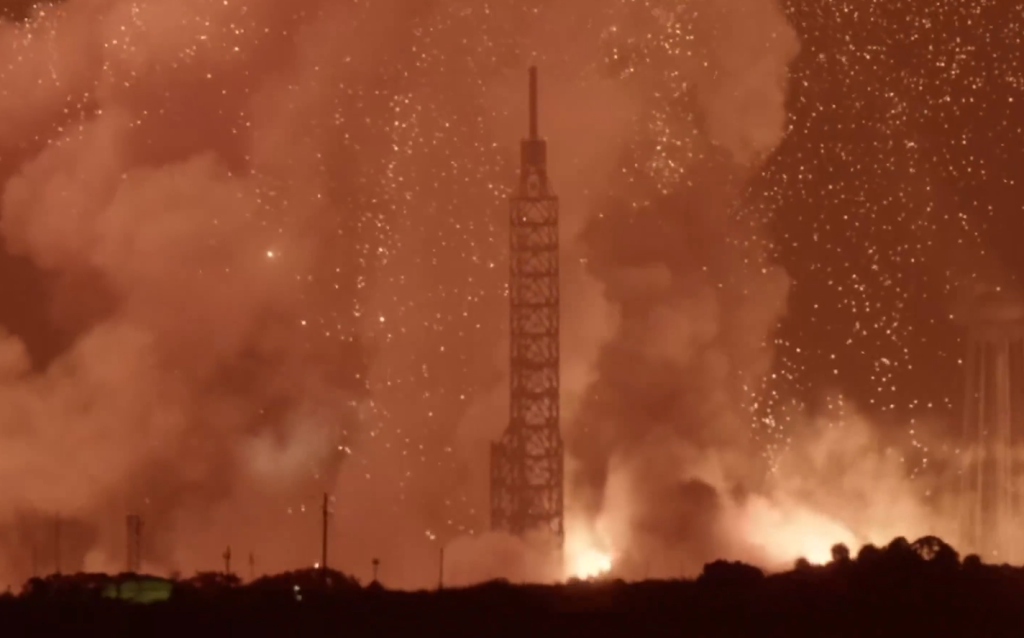 Screenshot aus dem Spaceflight-Now-Video: Zu sehen ist die Explosion der Blue-Origin-Rakete New Glenn bei einem Test in Florida. Quelle: Spaceflight Now/X.