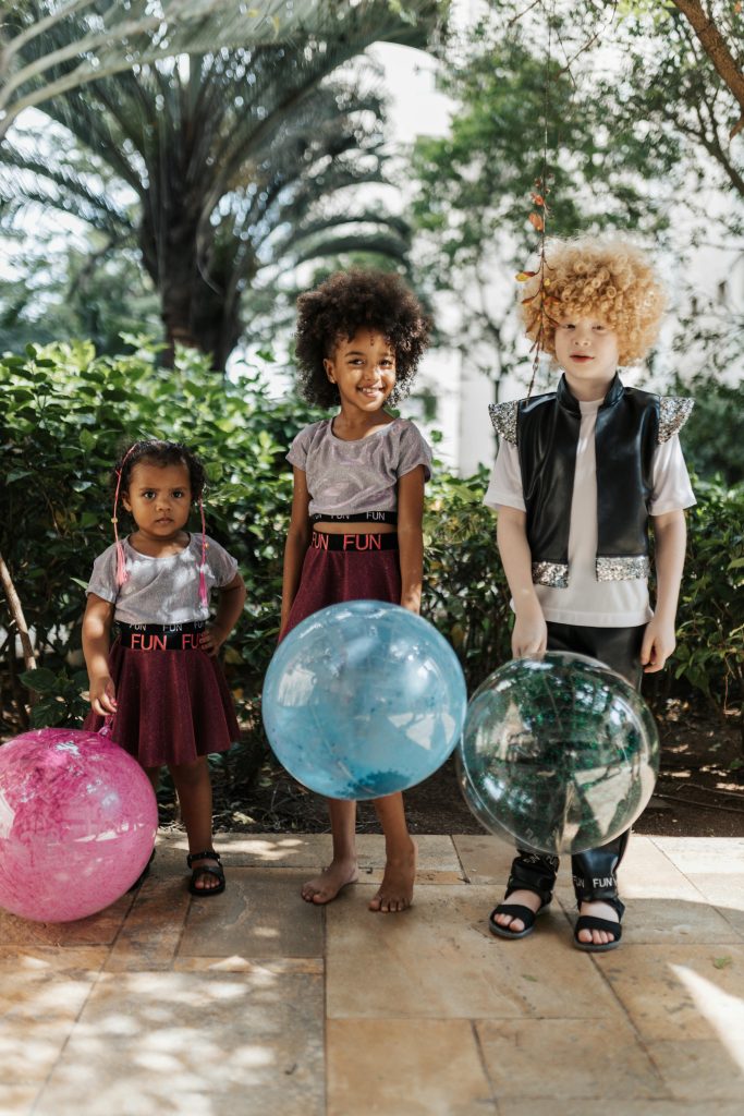 Kinder mit Ballons zum Kindertag 2026
