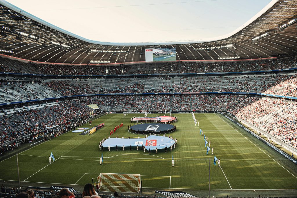 Fußballstadion mit Zuschauern vor einem wichtigen Spiel