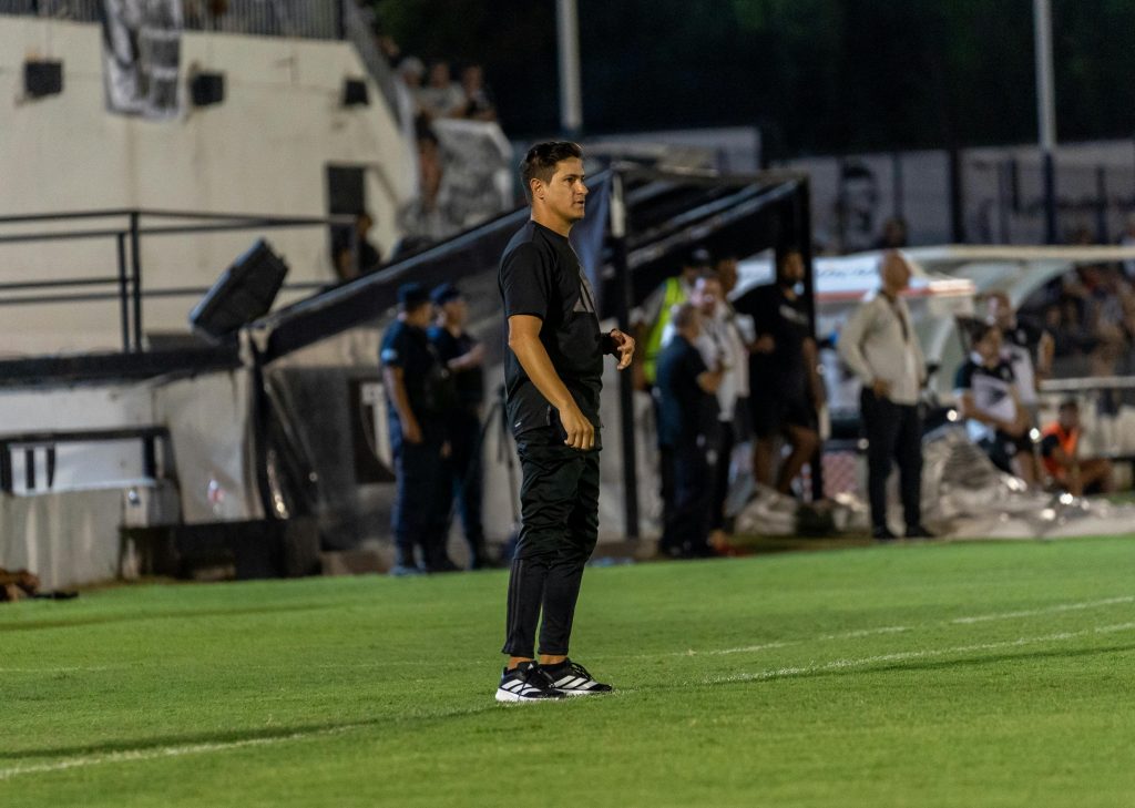 Fußballtrainer an der Seitenlinie als Symbolbild zu Jogi Löw, Trainerbank und Comeback