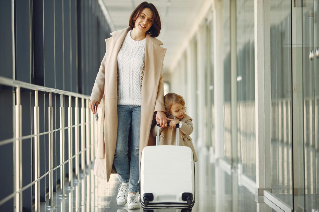 Familie reist in den Schulferien 2026 mit Koffer