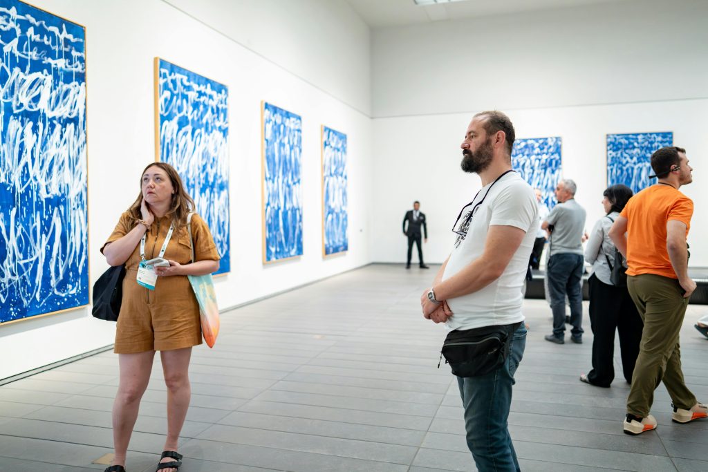 Internationaler Museumstag 2026: Datum, Motto, Eintritt und Programm in Deutschland Besucher in einer Kunstgalerie zum Internationalen Museumstag 2026