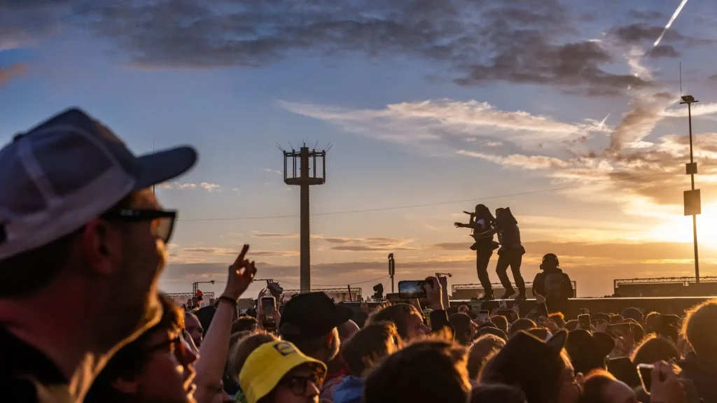 Rock am Ring und Rock im Park 2026: Regen, Schlamm und Zehntausende Fans bei Deutschlands größten Rockfestivals Regen, Schlamm, Linkin Park und lange Warteschlangen: Die Festivals Rock am Ring und Rock im Park lockten Zehntausende Musikfans nach Deutschland.