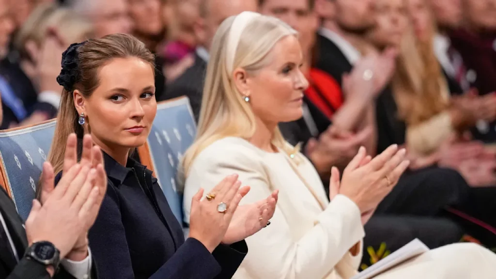 Norwegische Königsfamilie vereint sich wegen schwerer Krankheit von Mette-Marit Prinzessin Ingrid Alexandra kehrt wegen des verschlechterten Gesundheitszustands von Mette-Marit aus Australien nach Norwegen zurück.