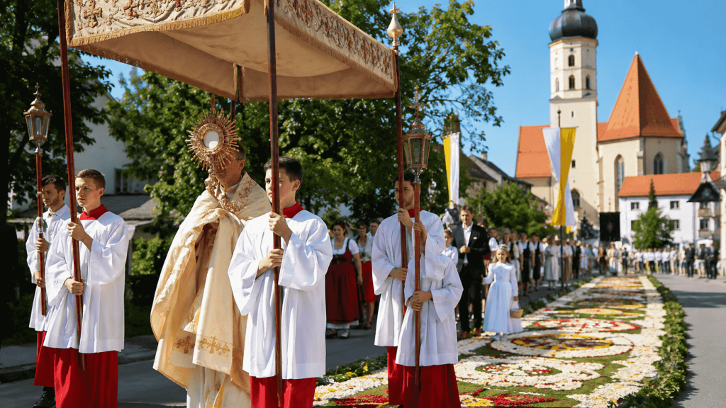 Fronleichnam 2026 in Deutschland: Wo der 18. Juni ein Feiertag ist, welche Geschäfte geöffnet haben und wie Corpus Christi gefeiert wird.