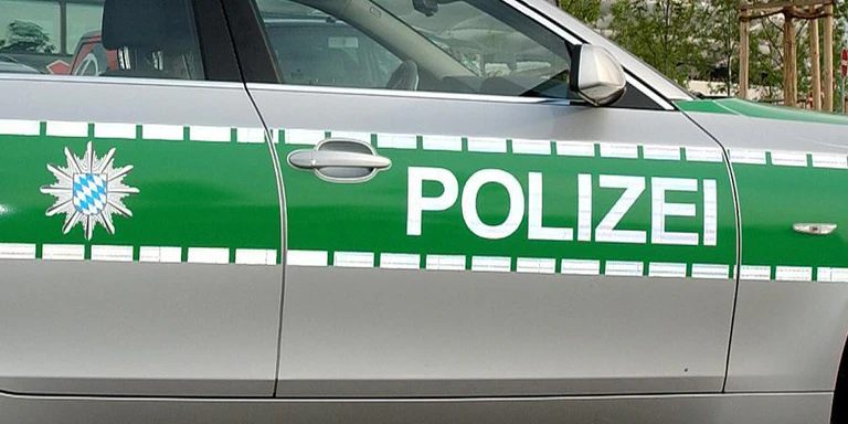 KI-gefälschter Ausweis: Ermittlungen gegen Jugendlichen in Deutschland In Deutschland wurde ein 15-Jähriger mit einem mithilfe von KI gefälschten Ausweis entdeckt. Die Polizei leitete Ermittlungen wegen Urkundenfälschung ein