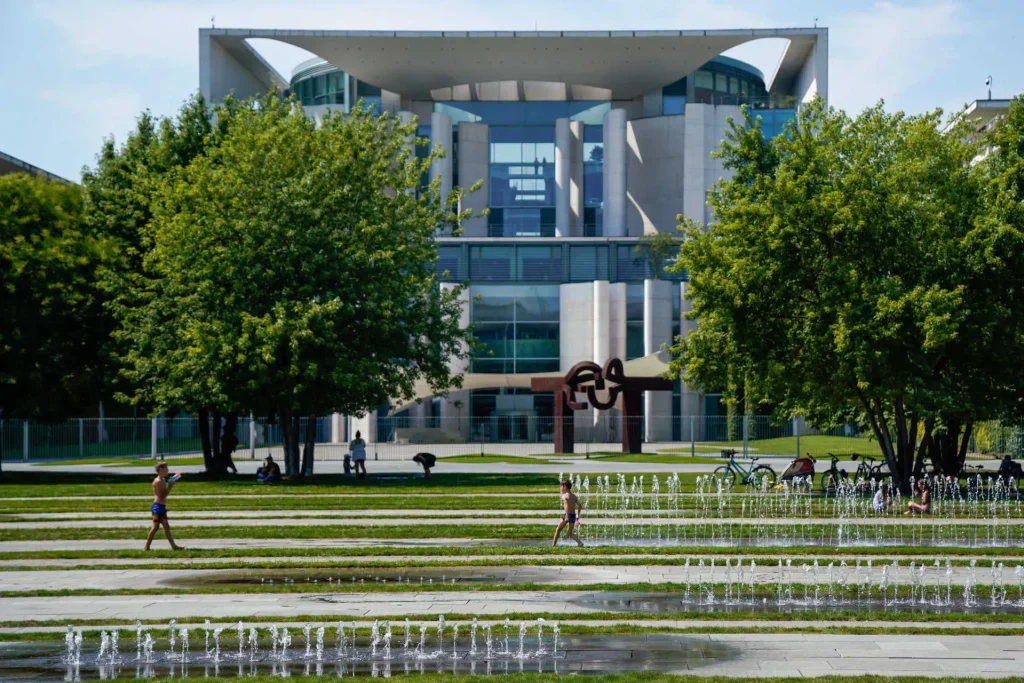 Deutschland führt ab Juli 2026 höhere Renten, neue Steuerverfahren, Änderungen bei der Grundsicherung sowie neue Gebühren für Online-Bestellungen ein.